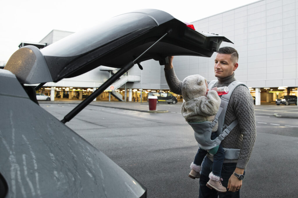 Tani wynajem aut w Neapolu | Cheap car rental Naples | Man renting a car in Naples