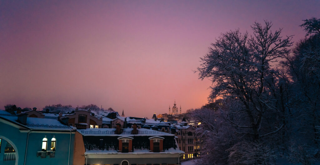 Widok na Neapol zimą - śnieg i pomarańczowe niebo.